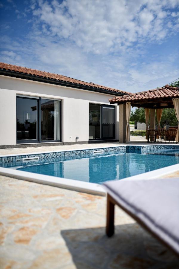 Wonderful Holiday House Bruno With Heated Pool Zadar Eksteriør billede